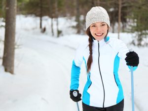 Nainen hiihtää Alusen hiihtokurssilla.