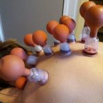 Kuppaussarvet kupattavan selässä