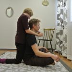 Shiatsuhoito. tapahtuu lattialla shiatsupatjan päällä..