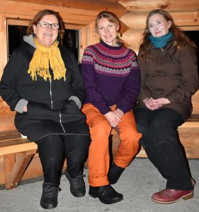 Aurinkokamarin tiimi: Mirja, Maarit ja Anne kodalla