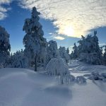 Liikunnanohjaajaopiskelijat ohjaavat Vuokatinvaaralla villasukkakävelyn.